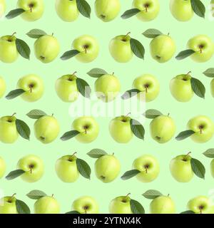 Muster frischer Äpfel auf hellgrünem Hintergrund Stockfoto