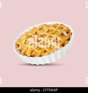 Leckerer Quittenkuchen in Luft auf rosa Hintergrund Stockfoto