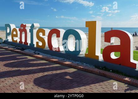 Peniscola, Spanien, Willkommensschild am Strand 2024. Stockfoto