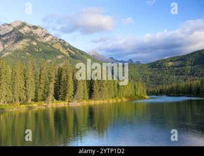 Blick auf den Bow River von der Banff Avenue in Banff, Alberta Stockfoto