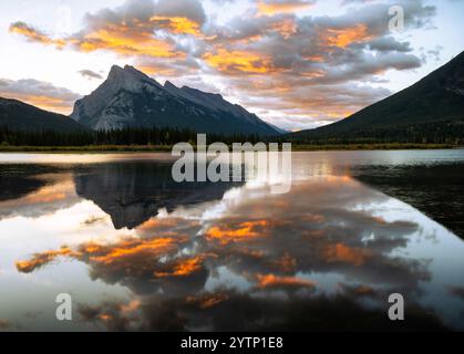 Wolkenreflexionen bei Sonnenuntergang in den Vermilion Lakes vor dem Mount Rundle und dem Sulphur Mountain westlich von Banff, Alberta Stockfoto