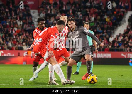 7. Dezember 2024; Estadi Montilivi, Girona, Spanien, spanischer La Liga Fußball, Girona gegen Real Madrid; Brahim von Real Madrid wird von Romeu von Girona herausgefordert Stockfoto