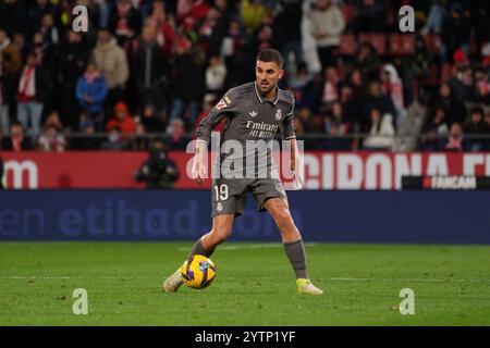 7. Dezember 2024; Estadi Montilivi, Girona, Spanien, spanischer La Liga Fußball, Girona gegen Real Madrid; Ceballos von Real Madrid kontrolliert den Ball Stockfoto