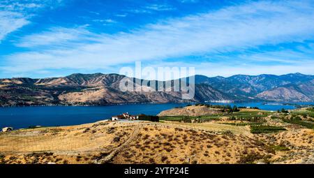 Panoramablick auf Lake Chelan und North Cascades. Lake Chelan ist ein schmaler, 50,5 km langer See im Chelan County im Bundesstaat Washington. Stockfoto