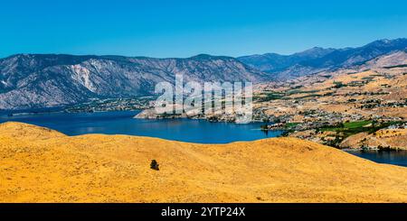 Panoramablick auf Lake Chelan und North Cascades. Lake Chelan ist ein schmaler, 50,5 km langer See im Chelan County im Bundesstaat Washington. Stockfoto