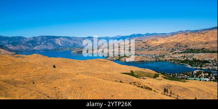 Panoramablick auf Lake Chelan und North Cascades. Lake Chelan ist ein schmaler, 50,5 km langer See im Chelan County im Bundesstaat Washington. Stockfoto