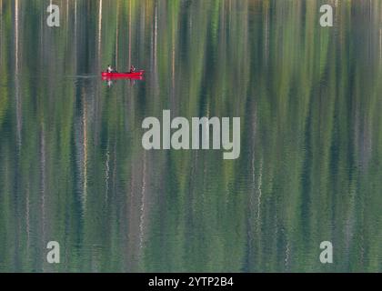 Kajakfahren auf dem von Gletschern gespeisten Wasser des Emerald Lake im Yoho National Park in British Columbia Stockfoto