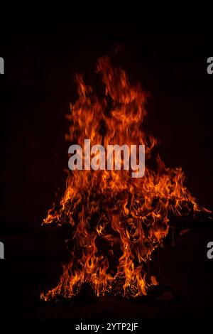 Feuer Flammen auf schwarzem Hintergrund. Feuer Funken Hintergrund. Abstrakter Hintergrund dunkler Feuer Flammen. Hintergrund der brennenden Flammen Stockfoto