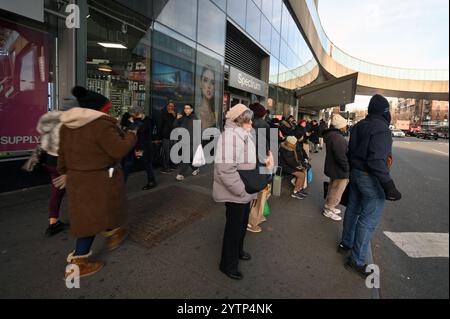 New York, USA. Dezember 2024. Man wartet auf einen Stadtbus vor dem Eingang der George Washington Bridge Port Authority Bushaltestelle, wo berichtet wurde, dass der flüchtige Verdächtige in dem Schussfall des United Healthcare CEO Brian Thompson mit dem Bus, York, NY, am 7. Dezember 2024 aus New York geflohen ist. Die Polizei sucht immer noch nach der Person, die für den Tod des CEO von United Healthcare Brian Thompson am frühen Morgen des 4. Dezember vor dem Hilton Hotel verantwortlich ist. (Foto: Anthony Behar/SIPA USA) Credit: SIPA USA/Alamy Live News Stockfoto