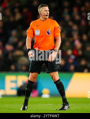 Schiedsrichter Robert Jones schaut beim Premier League-Spiel Crystal Palace gegen Manchester City im Selhurst Park, London, Großbritannien, 7. Dezember 2024 an (Foto: Izzy Poles/News Images) Stockfoto