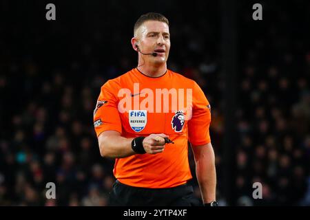 Schiedsrichter Robert Jones schaut beim Premier League-Spiel Crystal Palace gegen Manchester City im Selhurst Park, London, Großbritannien, 7. Dezember 2024 an (Foto: Izzy Poles/News Images) Stockfoto