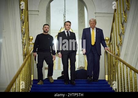 Paris, Frankreich. Dezember 2024. Der ukrainische Präsident Wolodymyr Zelenskyj, links, geht mit dem französischen Präsidenten Emmanuel Macron, dem Zentrum, und U. Der designierte Präsident Donald Trump, vor einem trilateralen Treffen im Elysee-Palast am 7. Dezember 2024 in Paris, Frankreich. Kredit: Ukrainischer Ratsvorsitz/Pressestelle Des Ukrainischen Präsidenten/Alamy Live News Stockfoto