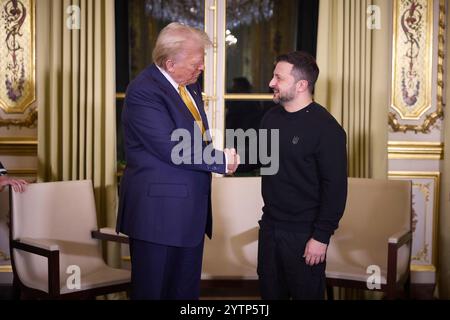 Paris, Frankreich. Dezember 2024. Ukrainischer Präsident Wolodymyr Zelenskyj, rechts, schüttelt die Hand mit U. Der designierte Präsident Donald Trump, vor einem bilateralen Treffen im Elysee-Palast am 7. Dezember 2024 in Paris, Frankreich. Kredit: Ukrainischer Ratsvorsitz/Pressestelle Des Ukrainischen Präsidenten/Alamy Live News Stockfoto