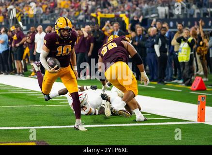 Arlington, USA. Dezember 2024. Der Arizona State Sun Devils Quarterback SAM LEAVITT (10) überquert am 7. Dezember 2024 im AT&T Stadium in Arlington, Texas, die erste Hälfte des Big XII Championship-Spiels zwischen den Arizona State Sun Devils und den Iowa State Cyclones. (Foto: Jerome Hicks/SIPA USA) Credit: SIPA USA/Alamy Live News Stockfoto