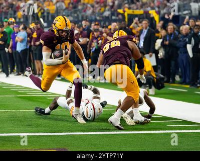 Arlington, USA. Dezember 2024. Der Arizona State Sun Devils Quarterback SAM LEAVITT (10) überquert am 7. Dezember 2024 im AT&T Stadium in Arlington, Texas, die erste Hälfte des Big XII Championship-Spiels zwischen den Arizona State Sun Devils und den Iowa State Cyclones. (Foto: Jerome Hicks/SIPA USA) Credit: SIPA USA/Alamy Live News Stockfoto