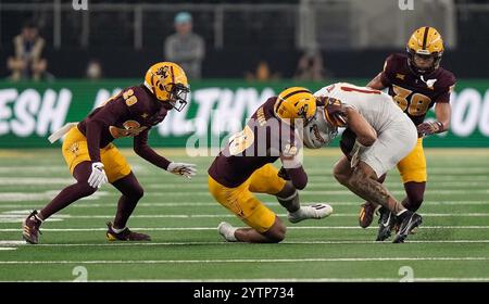 Arlington, USA. Dezember 2024. Der Linebacker MARTELL HUGHES (18) bringt den Iowa State Cyclones Wide Receiver JAYLON NOEL (13) während der zweiten Hälfte des Big XII Championship-Spiels zwischen den Arizona State Sun Devils und den Iowa State Cyclones am 7. Dezember 2024 im AT&T Stadium in Arlington, Texas, zum Absturz. (Foto: Jerome Hicks/SIPA USA) Credit: SIPA USA/Alamy Live News Stockfoto