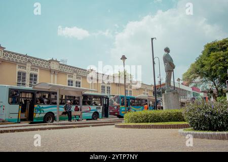 San Jose, Costa Rica, 27.4,2023: Leute am Busbahnhof warten, in der Nähe des Hauptplatzes. Typische Hektik des gewöhnlichen Tages Stockfoto