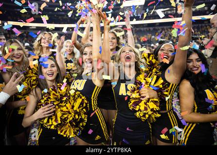 Arlington, Texas, USA. Dezember 2024. Arizona State Cheerleader feiern den Sieg der Big 12 Championship gegen Iowa State 45-19. (Credit Image: © Hoss McBain/ZUMA Press Wire) NUR REDAKTIONELLE VERWENDUNG! Nicht für kommerzielle ZWECKE! Stockfoto