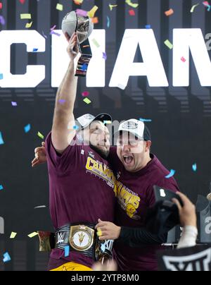 Arlington, Texas, USA. Dezember 2024. Arizona State Spieler #4 RB CAM SKATTEBO wird von Head Coach KENNY DILLINGHAM gratuliert, Arizona State gewinnt die Meisterschaft 45-19. (Credit Image: © Hoss McBain/ZUMA Press Wire) NUR REDAKTIONELLE VERWENDUNG! Nicht für kommerzielle ZWECKE! Stockfoto