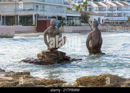 Sandstrand mit Strohschirmen und Liegestühlen in Can Picafort, Touristenort im Norden Mallorcas. Balleatische Inseln, Spanien Stockfoto