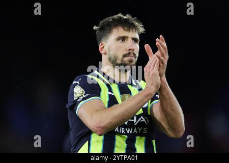 London, Großbritannien. Dezember 2024. Manchester City Verteidiger Ruben Dias (3) applaudiert den Fans während des Spiels Crystal Palace FC gegen Manchester City FC English Premier League am 7. Dezember 2024 im Selhurst Park, London, England, Vereinigtes Königreich Credit: Every Second Media/Alamy Live News Stockfoto