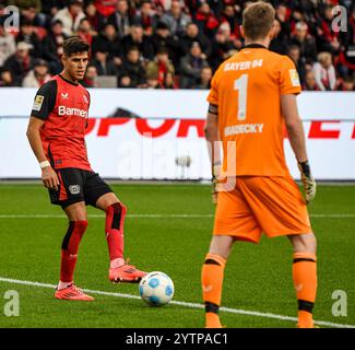 Leverkusen, Nordrhein-Westfalen, Deutschland. Dezember 2024. Bayer 04 Leverkusen-Verteidiger PIERO MARTIN HINCAPIE REYNA (3, links) tritt am 13. Spieltag zwischen Bayer 04 Leverkusen und FC St Pauli in der BayArena in Leverkusen am 7. Dezember 2024 an Torhüter LUKAS HRADECKY (1, rechts) über. (Kreditbild: © Kai Dambach/ZUMA Press Wire) NUR REDAKTIONELLE VERWENDUNG! Nicht für kommerzielle ZWECKE! Quelle: ZUMA Press, Inc./Alamy Live News Stockfoto