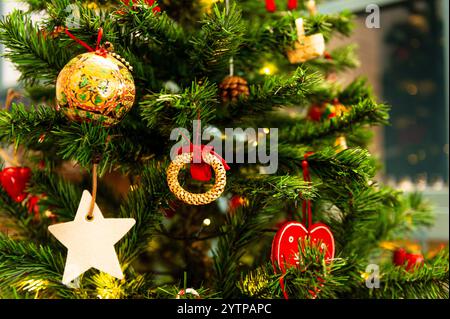 Blick aus der Nähe auf einen alten, dekorierten Weihnachtsbaum Stockfoto