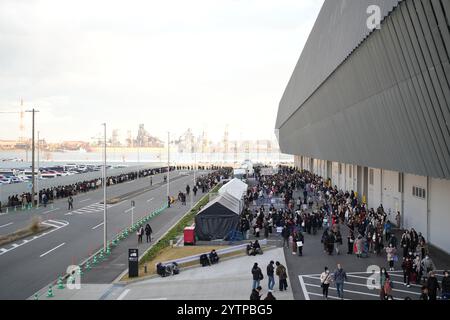 Besucher stehen für die Live-Vorstellung von TVXQ in der Ausstellungshalle 1, Port Messe Nagoya, Minato-ku, Nagoya, Präfektur Aichi, gegen 15:30 Uhr Stockfoto