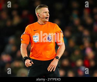 London, Großbritannien. Dezember 2024. Schiedsrichter Robert Jones sieht beim Premier League-Spiel Crystal Palace gegen Manchester City im Selhurst Park, London, United Kingdom, 7. Dezember 2024 (Foto: Izzy Poles/News Images) in London, United Kingdom am 12.07.2024. (Foto: Izzy Poles/News Images/SIPA USA) Credit: SIPA USA/Alamy Live News Stockfoto