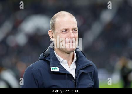 Frankfurt Am Main, Deutschland Dezember 2024. Bild: V.l. Trainer Jess Thorup (FC Augsburg) 07.12.2024, Fussball, Bundesliga, Eintracht Frankfurt - FC Augsburg, GER, Frankfurt am Main, Deutsche Bank Park, DFL-VORSCHRIFTEN VERBIETEN DIE VERWENDUNG VON FOTOGRAFIEN ALS BILDSEQUENZEN UND/ODER QUASI-VIDEO. Quelle: HMB Media/Alamy Live News Stockfoto