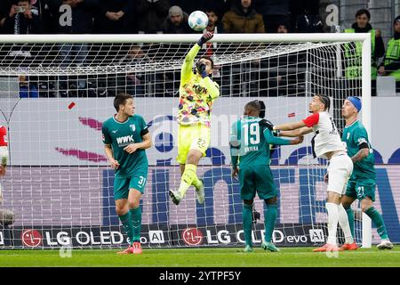 Frankfurt Am Main, Deutschland Dezember 2024. Bild: V.l. Torwart Nediljko Labrovic (FC Augsburg, 22) mit einer Faustabwehr. 07.12.2024, Fussball, Bundesliga, Eintracht Frankfurt - FC Augsburg, GER, Frankfurt am Main, Deutsche Bank Park, DFL-VORSCHRIFTEN VERBIETEN DIE VERWENDUNG VON FOTOGRAFIEN ALS BILDSEQUENZEN UND/ODER QUASI-VIDEO. Quelle: HMB Media/Alamy Live News Stockfoto