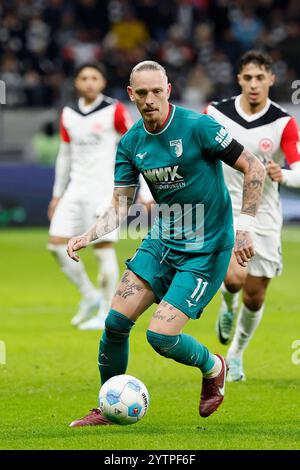 Bild: V.l. Marius Wolf (FC Augsburg, 11), 07.12.2024, Fussball, Bundesliga, Eintracht Frankfurt - FC Augsburg, GER, Frankfurt am Main, Deutsche Bank Park, DFL-VORSCHRIFTEN VERBIETEN DIE VERWENDUNG VON FOTOGRAFIEN ALS BILDSEQUENZEN UND/ODER QUASI-VIDEO. Quelle: HMB Media/Heiko Becker/Alamy Live News Stockfoto