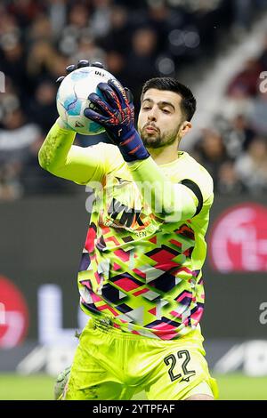 Bild: V.l. Torwart Nediljko Labrovic (FC Augsburg, 22), 07.12.2024, Fussball, Bundesliga, Eintracht Frankfurt - FC Augsburg, GER, Frankfurt am Main, Deutsche Bank Park, DFL-VORSCHRIFTEN VERBIETEN DIE VERWENDUNG VON FOTOGRAFIEN ALS BILDSEQUENZEN UND/ODER QUASI-VIDEO. Quelle: HMB Media/Heiko Becker/Alamy Live News Stockfoto