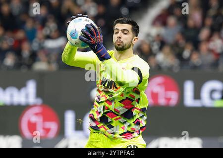 Bild: V.l. Torwart Nediljko Labrovic (FC Augsburg, 22), 07.12.2024, Fussball, Bundesliga, Eintracht Frankfurt - FC Augsburg, GER, Frankfurt am Main, Deutsche Bank Park, DFL-VORSCHRIFTEN VERBIETEN DIE VERWENDUNG VON FOTOGRAFIEN ALS BILDSEQUENZEN UND/ODER QUASI-VIDEO. Quelle: HMB Media/Heiko Becker/Alamy Live News Stockfoto
