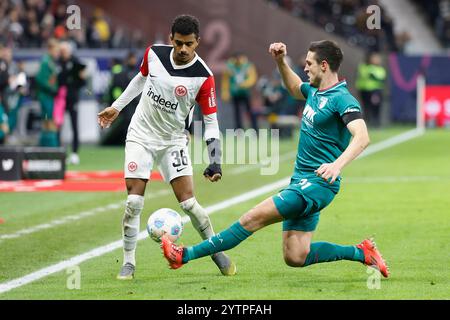 Frankfurt Am Main, Deutschland Dezember 2024. Bild: V.l. Ansgar Knauff (Eintracht Frankfurt, 36) und Keven Schlotterbeck (FC Augsburg, 31), 07.12.2024, Fussball, Bundesliga, Eintracht Frankfurt - FC Augsburg, GER, Frankfurt am Main, Deutsche Bank Park, DFL-VORSCHRIFTEN VERBIETEN DIE VERWENDUNG VON FOTOGRAFIEN ALS BILDSEQUENZEN UND/ODER QUASI-VIDEO. Quelle: HMB Media/Alamy Live News Stockfoto