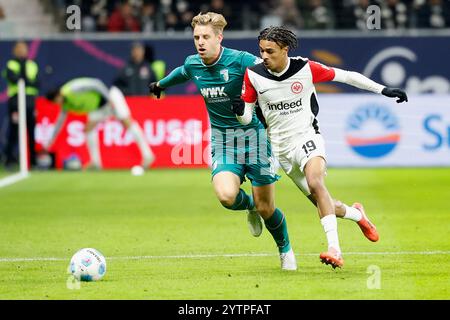 Frankfurt Am Main, Deutschland Dezember 2024. Bild: V.l. Arne Maier (FC Augsburg, 10) und Jean-Matteo Bahoya (Eintracht Frankfurt, 19), 07.12.2024, Fussball, Bundesliga, Eintracht Frankfurt - FC Augsburg, GER, Frankfurt am Main, Deutsche Bank Park, DFL-VORSCHRIFTEN VERBIETEN DIE VERWENDUNG VON FOTOGRAFIEN ALS BILDSEQUENZEN UND/ODER QUASI-VIDEO. Quelle: HMB Media/Alamy Live News Stockfoto