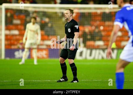 Oakwell Stadium, Barnsley, England - 7. Dezember 2024 Schiedsrichter Thomas Parsons - während des Spiels Barnsley gegen Birmingham City, Sky Bet League One, 2024/25, Oakwell Stadium, Barnsley, England - 7. Dezember 2024 Credit: Arthur Haigh/WhiteRosePhotos/Alamy Live News Stockfoto