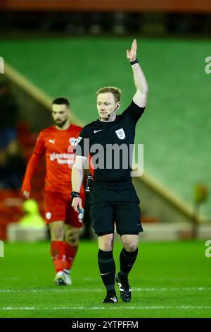 Oakwell Stadium, Barnsley, England - 7. Dezember 2024 Schiedsrichter Thomas Parsons - während des Spiels Barnsley gegen Birmingham City, Sky Bet League One, 2024/25, Oakwell Stadium, Barnsley, England - 7. Dezember 2024 Credit: Arthur Haigh/WhiteRosePhotos/Alamy Live News Stockfoto