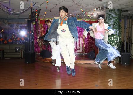 TAIPEI, CHINA - 6. DEZEMBER 2024 - Acqua R.Y.G., bestehend aus Lin Yujia, Always You und Trunkene Texte, nahmen an der Veröffentlichung des neuen Songs des Dynami Teil Stockfoto