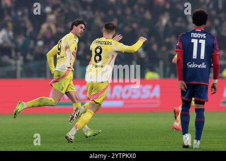 Turin, Italien. Dezember 2024. Dan Ndoye von Bologna FC sieht zu, wie Teun Koopmeiners von Juventus mit Teamkollege Dusan Vlahovic feiert, nachdem er im Allianz Stadium in Turin ein Tor zurückgeschlagen und die Rückstände auf 2-1 reduziert hat. Der Bildnachweis sollte lauten: Jonathan Moscrop/Sportimage Credit: Sportimage Ltd/Alamy Live News Stockfoto