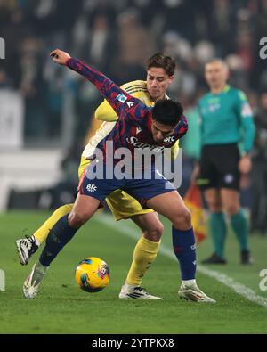 Turin, Italien. Dezember 2024. Kenan Yildiz von Juventus streitet mit Santiago Castro von Bologna FC während des Spiels der Serie A im Allianz-Stadion in Turin. Der Bildnachweis sollte lauten: Jonathan Moscrop/Sportimage Credit: Sportimage Ltd/Alamy Live News Stockfoto