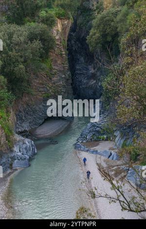 Gole dell Alcantara-Schlucht aus Basaltsäulen mit Fluss in der Nähe des Ätna-Vulkans, Motta Camastra, Sizilien, Italien Stockfoto