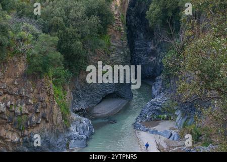 Gole dell Alcantara-Schlucht aus Basaltsäulen mit Fluss in der Nähe des Ätna-Vulkans, Motta Camastra, Sizilien, Italien Stockfoto