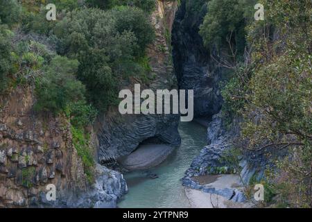 Gole dell Alcantara-Schlucht aus Basaltsäulen mit Fluss in der Nähe des Ätna-Vulkans, Motta Camastra, Sizilien, Italien Stockfoto