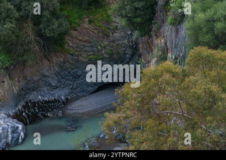 Gole dell Alcantara-Schlucht aus Basaltsäulen mit Fluss in der Nähe des Ätna-Vulkans, Motta Camastra, Sizilien, Italien Stockfoto