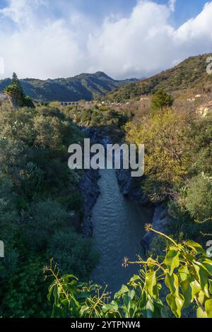 Gole dell Alcantara-Schlucht aus Basaltsäulen mit Fluss in der Nähe des Ätna-Vulkans, Motta Camastra, Sizilien, Italien Stockfoto