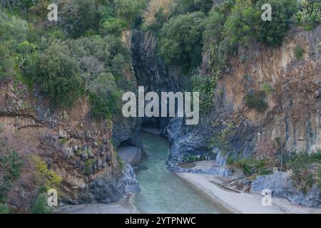 Gole dell Alcantara-Schlucht aus Basaltsäulen mit Fluss in der Nähe des Ätna-Vulkans, Motta Camastra, Sizilien, Italien Stockfoto