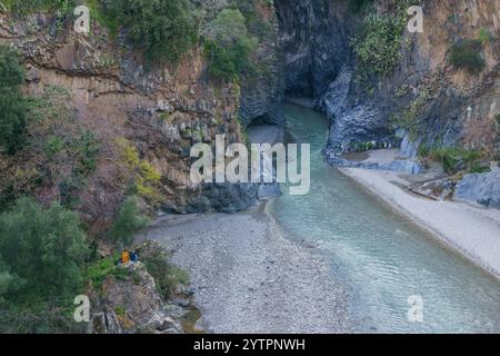 Gole dell Alcantara-Schlucht aus Basaltsäulen mit Fluss in der Nähe des Ätna-Vulkans, Motta Camastra, Sizilien, Italien Stockfoto