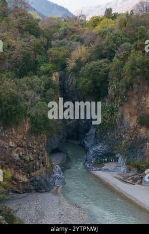 Gole dell Alcantara-Schlucht aus Basaltsäulen mit Fluss in der Nähe des Ätna-Vulkans, Motta Camastra, Sizilien, Italien Stockfoto