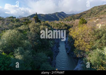 Gole dell Alcantara-Schlucht aus Basaltsäulen mit Fluss in der Nähe des Ätna-Vulkans, Motta Camastra, Sizilien, Italien Stockfoto